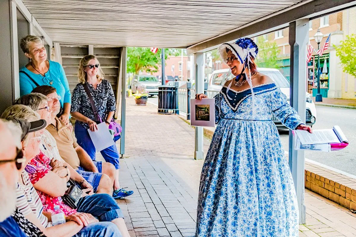 People taking a Jonesborough Historic Tour 