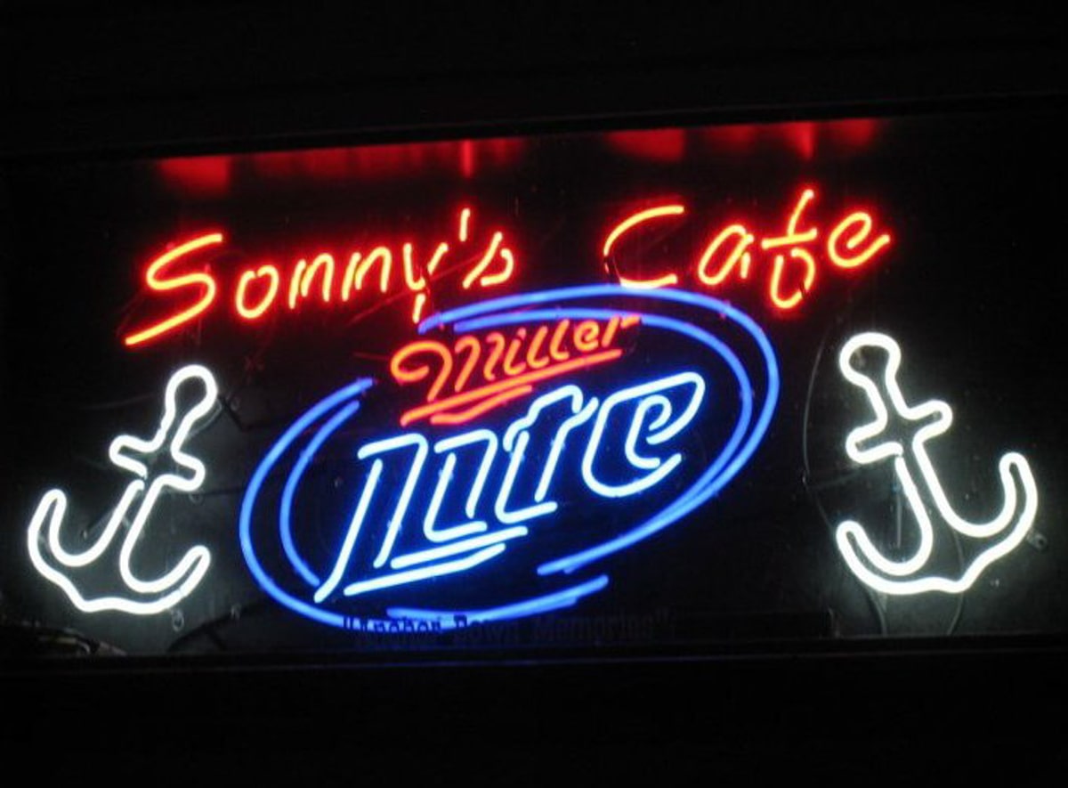 Sonny's Cafe neon sign 