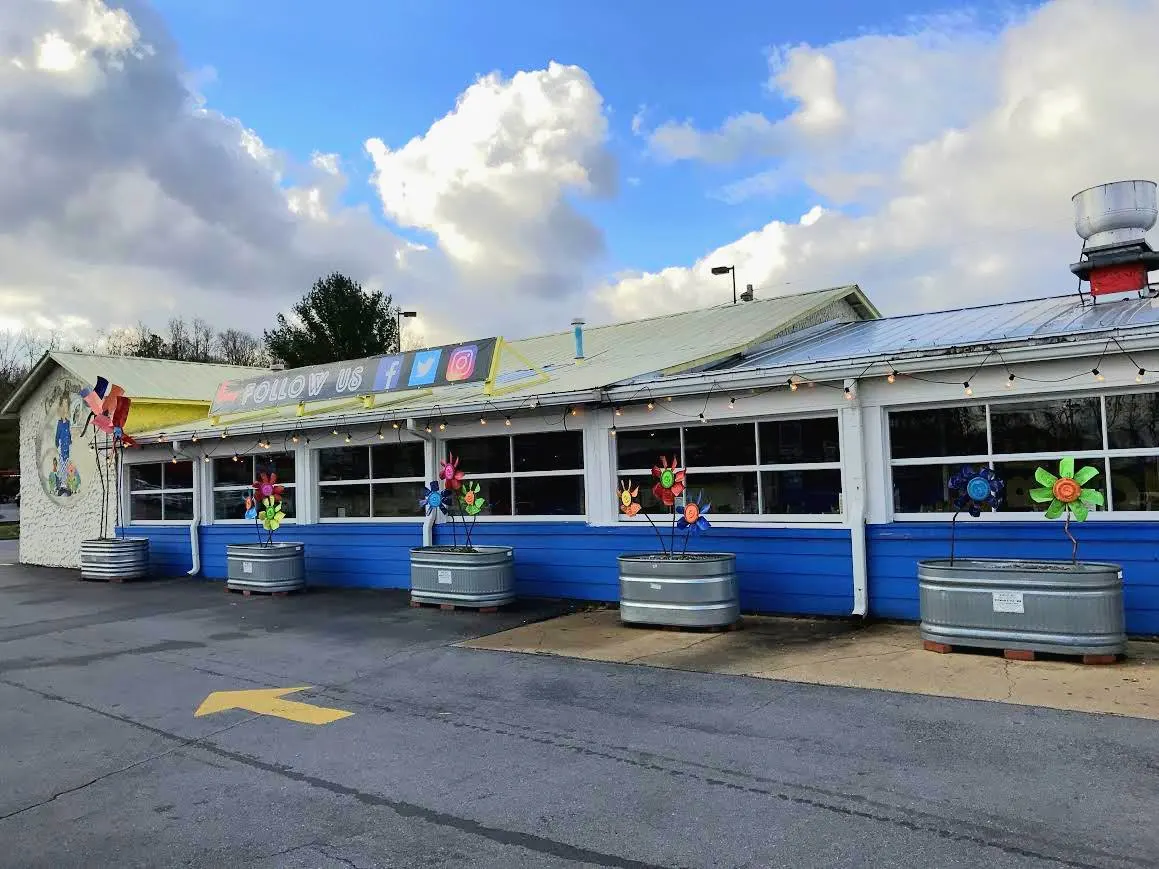 exterior building of cootie browns restaurant in johnson city tn 