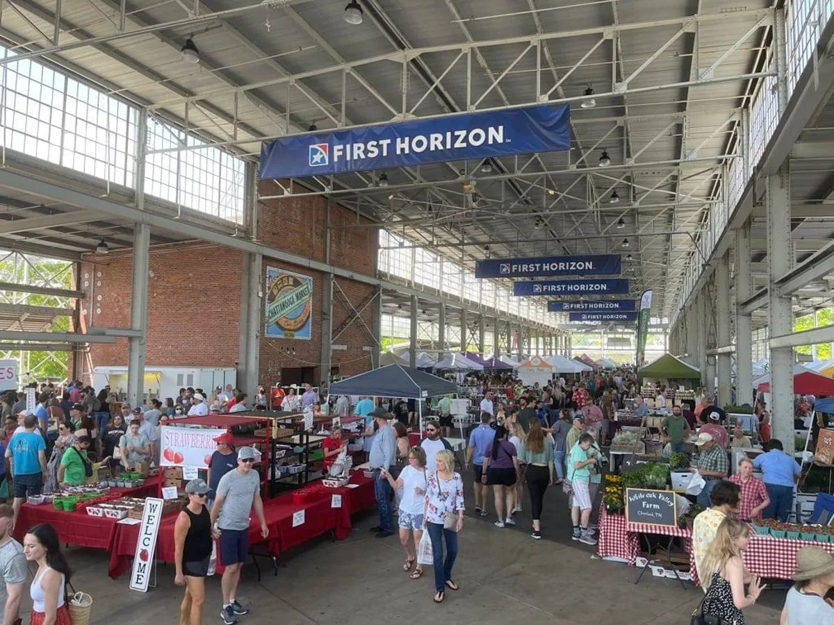 people looking around at the chattanooga market