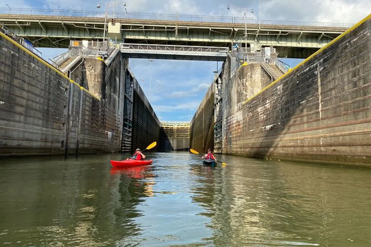 kayakers entering the chickamauga dam lock