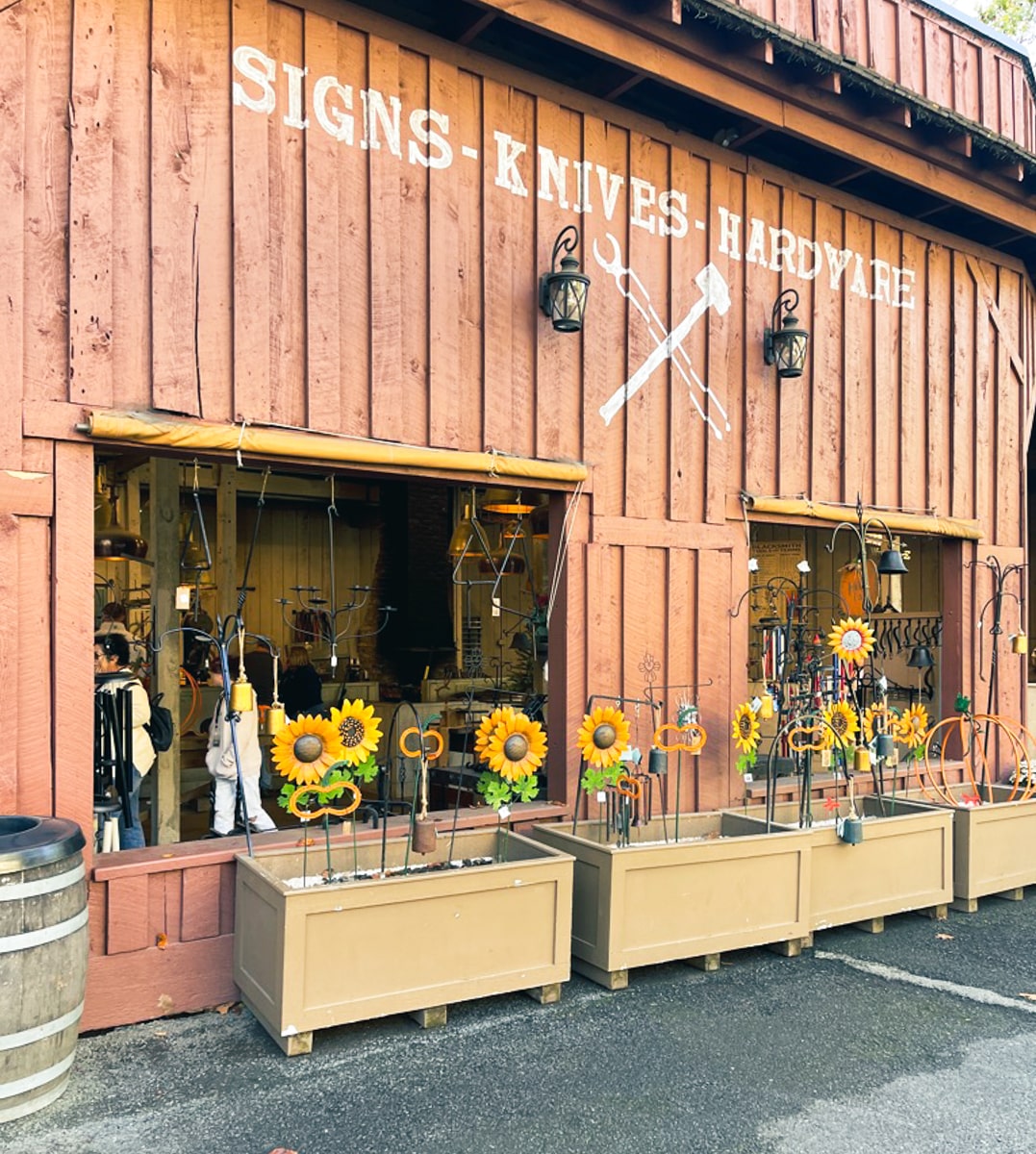 Craftsman store at Dollywood with metal sunflowers