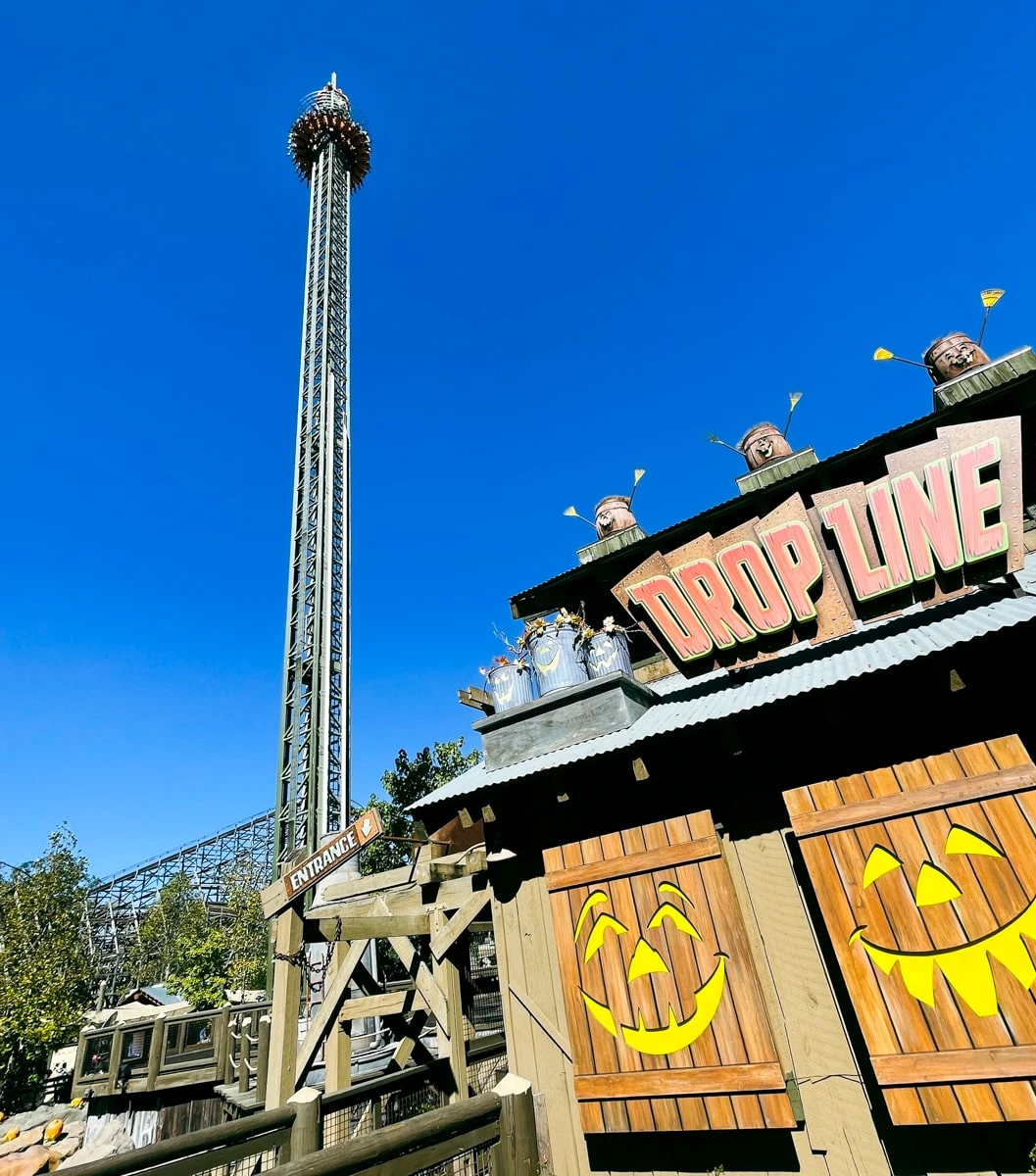 drop line tower with people at dollywood