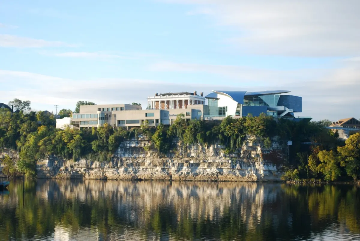 exterior view of the hunter museum of american art