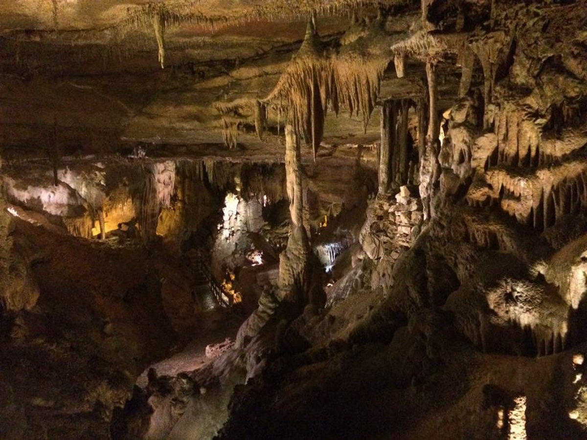 inside of the raccoon mountain caverns with rock formations