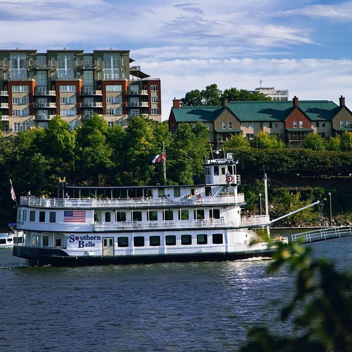 southern belle on the tennessee river with buildings in the background