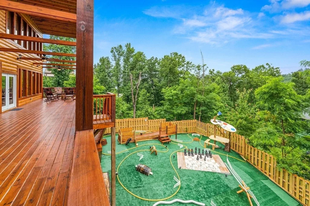 cabin with large outdoor area with outdoor games. 