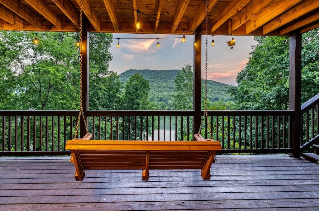 a cabin on the Tennessee river in chattanooga