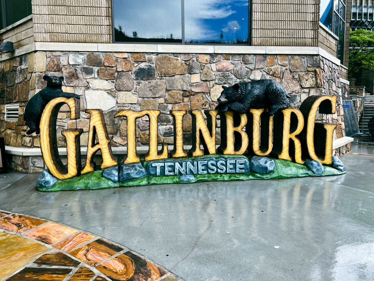 Downtown Gatlinburg sign with bears statues 