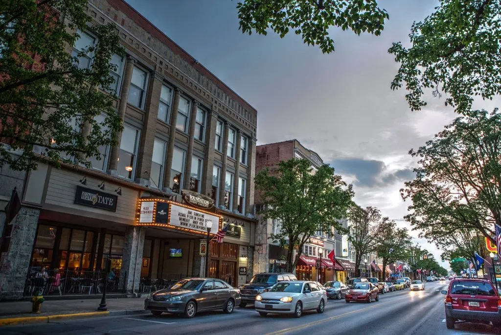 Historic Downtown Bristol TN-VA with view on the 620 State restaurant.