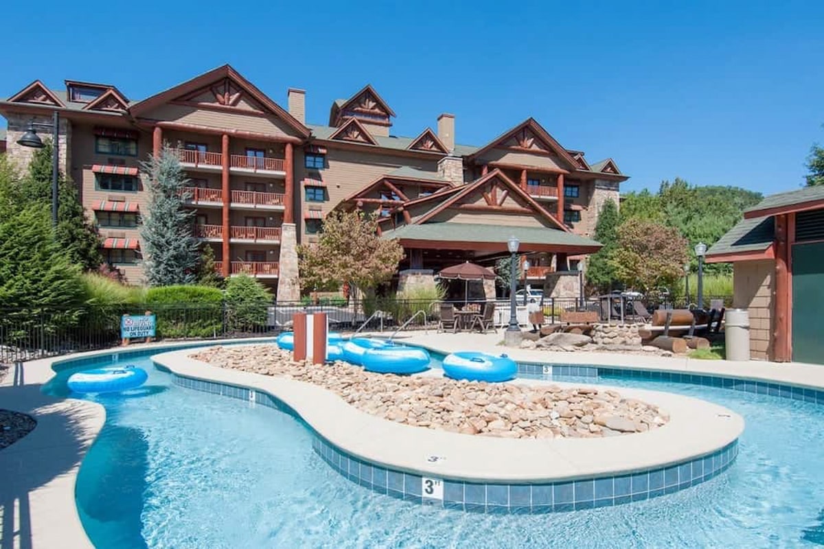 BearSkin Lodge in Gatlinburg TN with lazy river and pool 