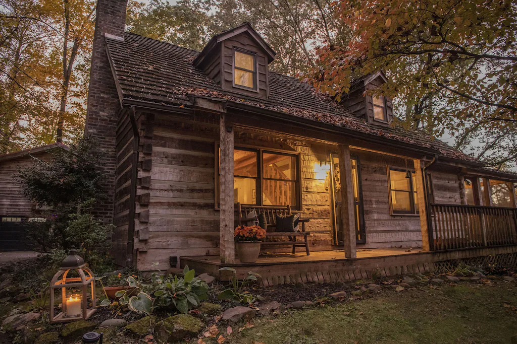 The exterior of a rustic and cozy mountain cabin in Knoxville.