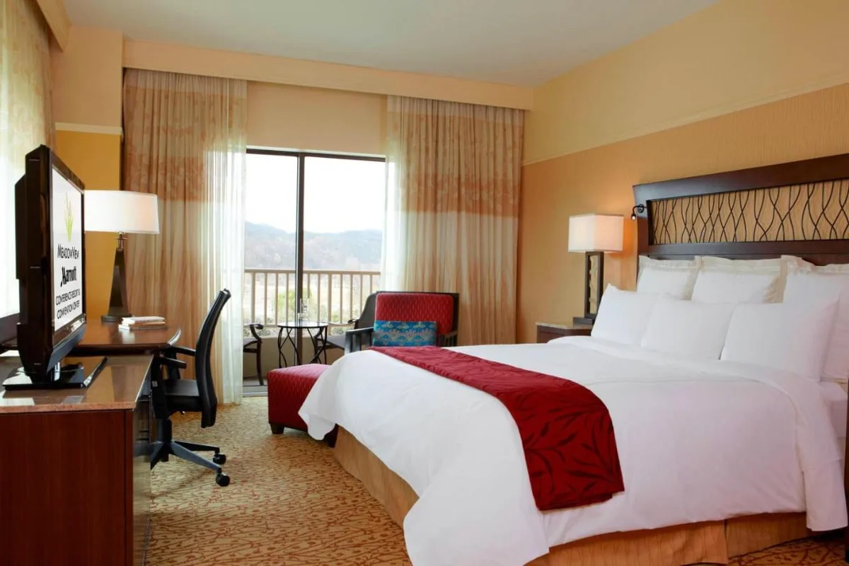 comfortable king size bed overlooking the Cattails golf course in Kingsport tn 