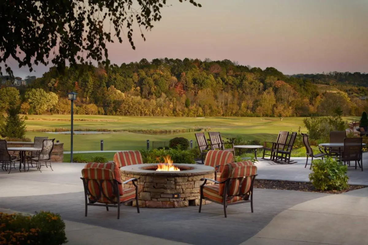firepit and seating area overlooking the meadowview cattail golf course in Kingsport TN 