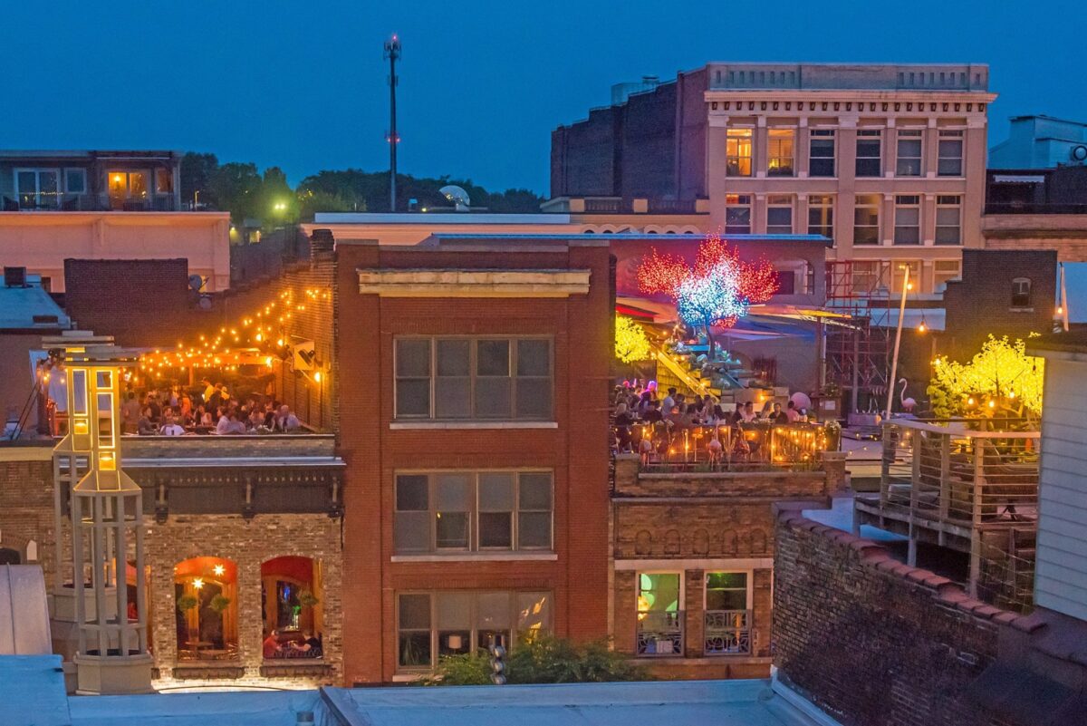 11 Best Bars in Knoxville for Drinks, Music, & Nightlife