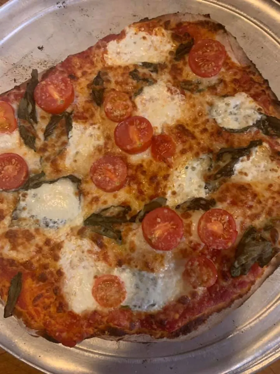 margherita pizza with tomatoes and mozzerella cheese at smoky mountain bakers in roan mountain tn 