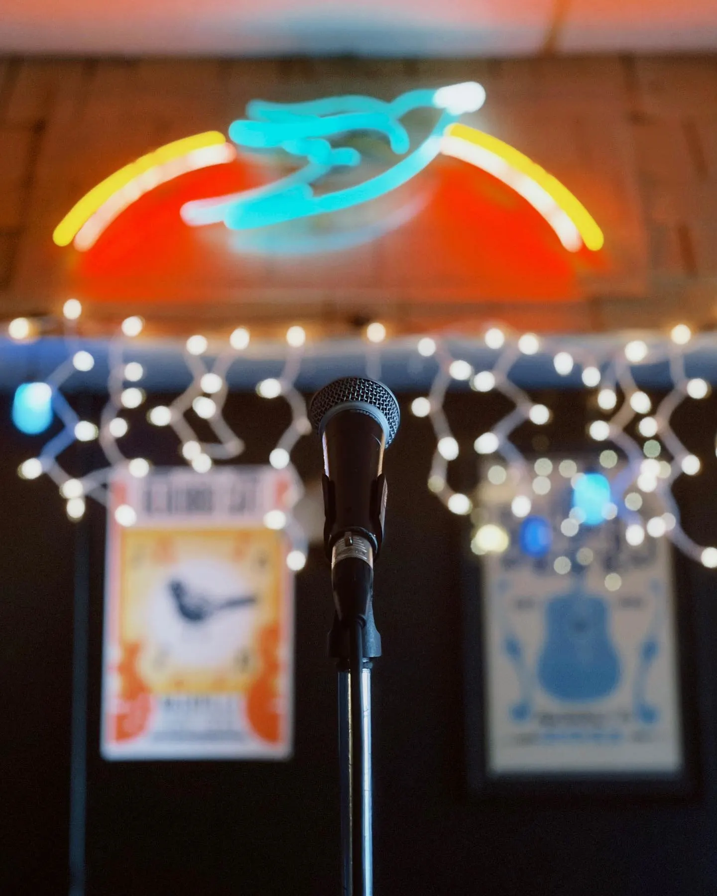 microphone at the bluebird cafe for songwriters