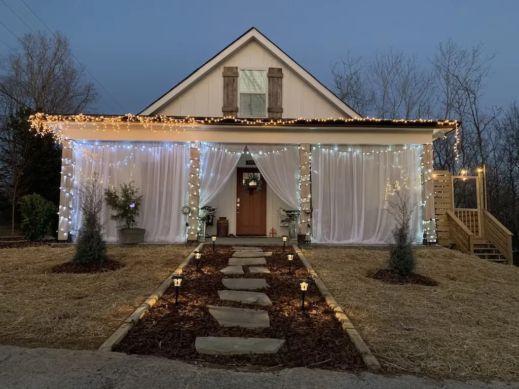 cozy cabin near nashville with string lights 