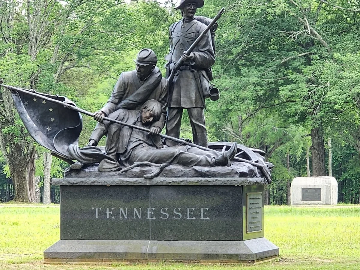 statue of soldiers in the shiloh military park