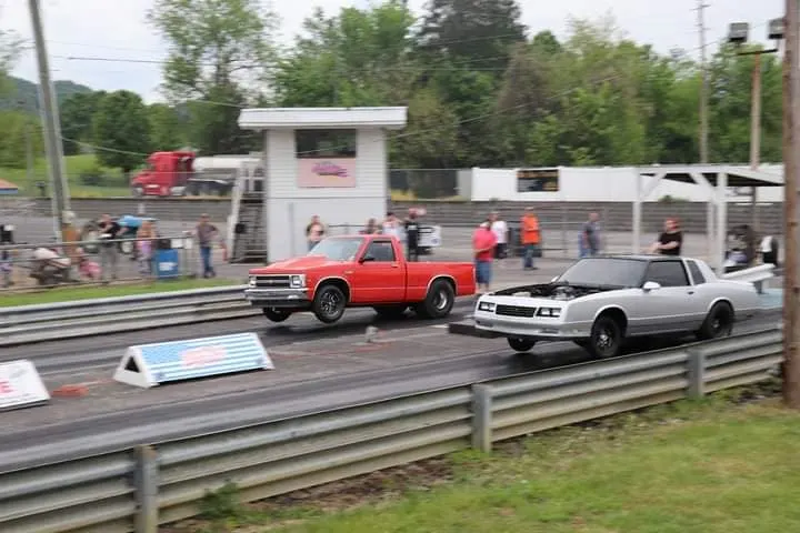 two vehicles about to drag race at cherokee race park in rogersville tn 