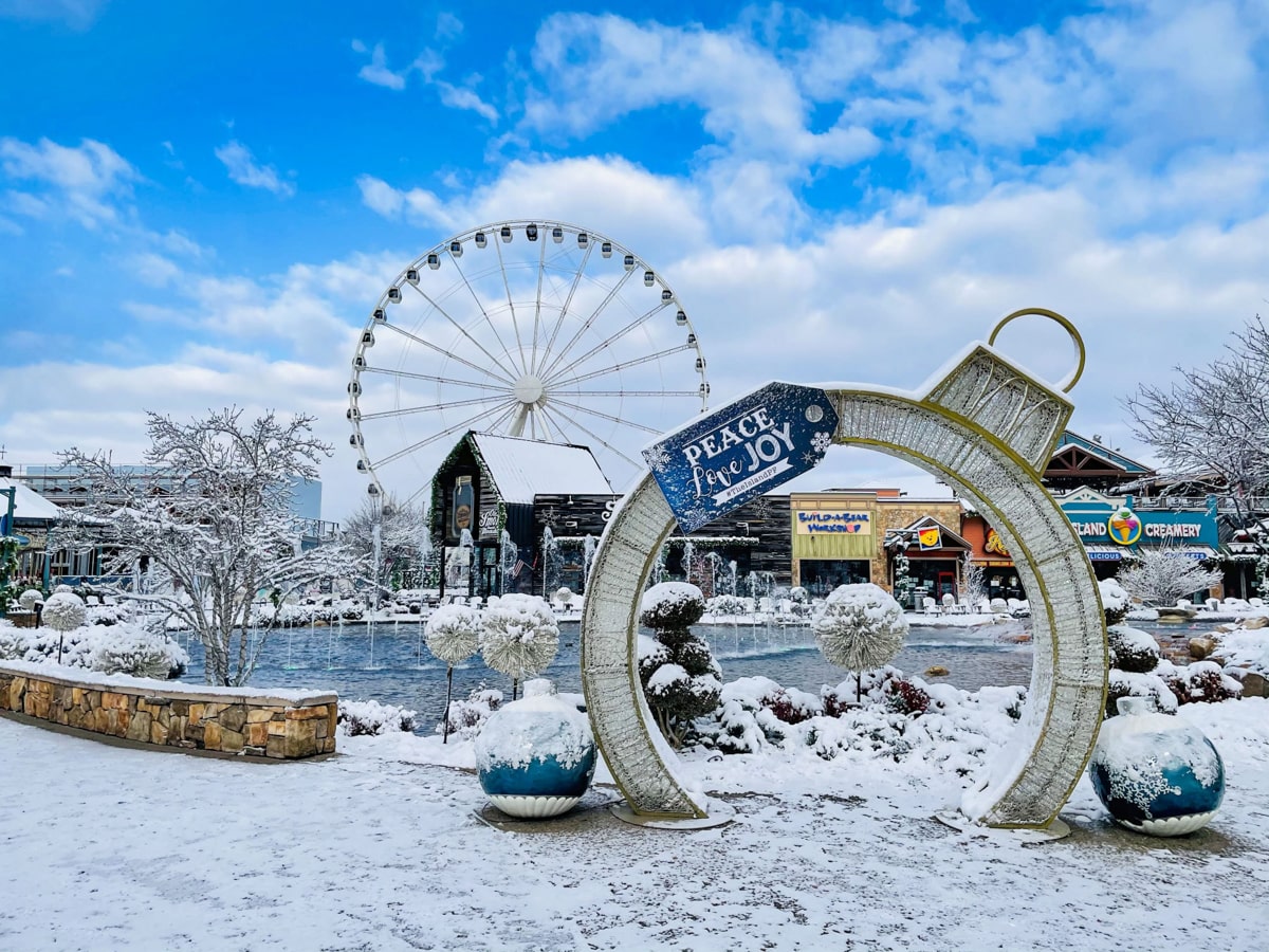 christmas at the island in pigeon forge with the eye and peace and joy picture opportunity 
