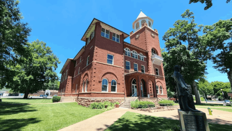 7 Tennessee Towns That Make Retirement Feel Like a Vacation