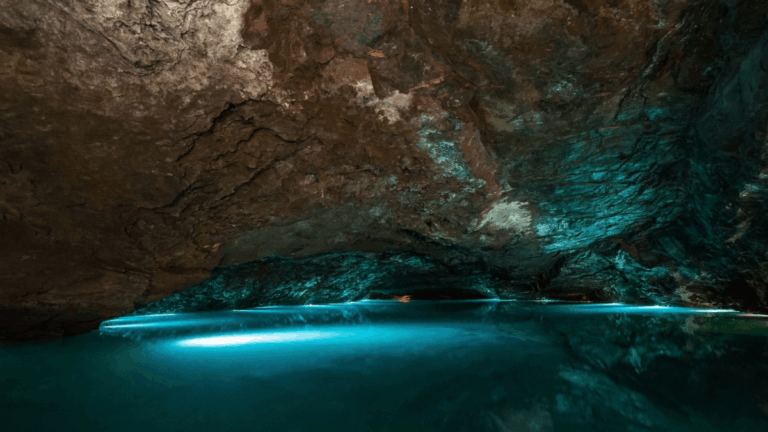 Tennessee Caves & Caverns You Can Actually Tour (Yes, They're Unreal)