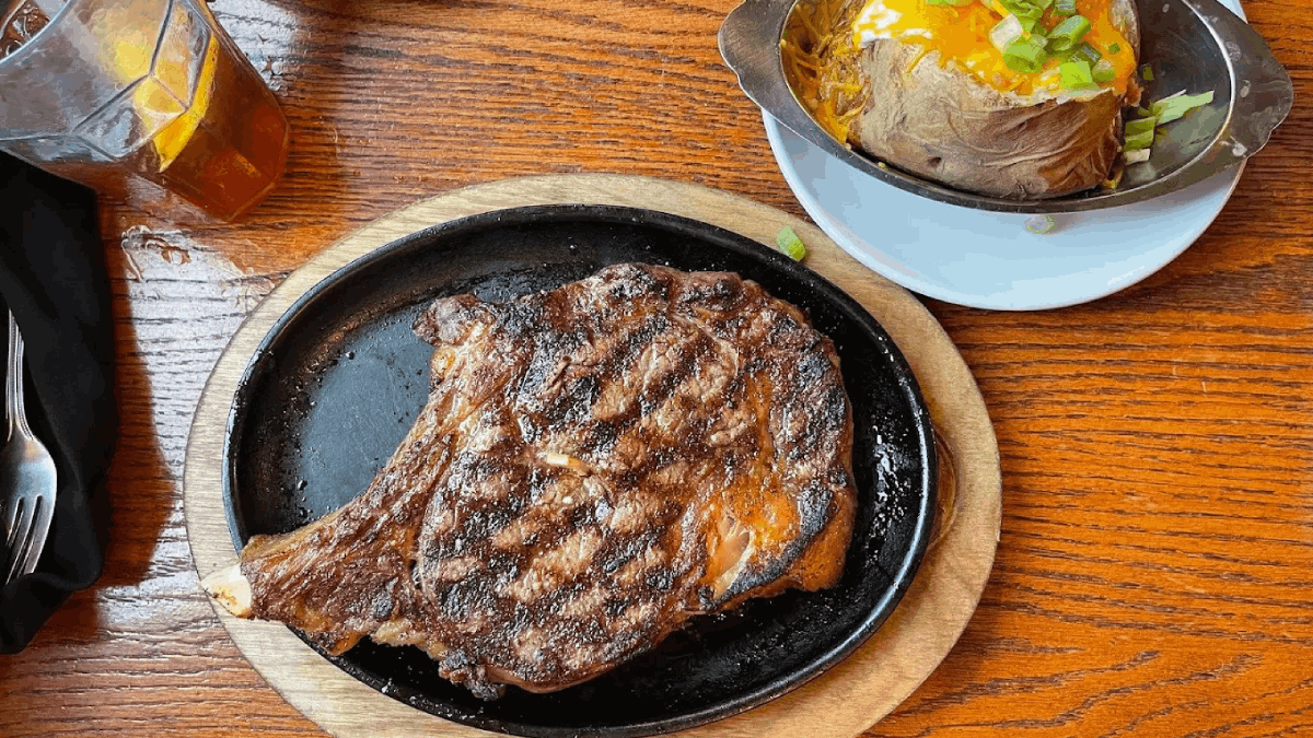 Where to Eat After Dollywood: The Best Restaurants in Pigeon Forge