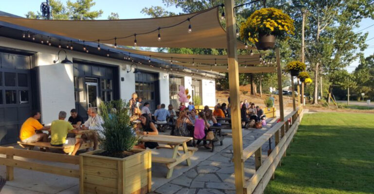 Restaurants & Breweries with Pet Friendly Patios in Knoxville, TN
