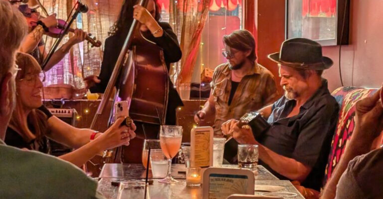 8 Must-Try Memphis Restaurants That Serve Food & Live Music