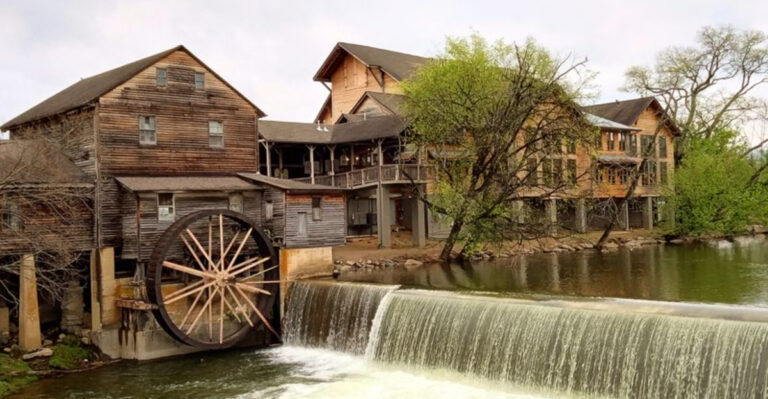 This Pigeon Forge Restaurant Is Worth the 1+ Hour Wait — Here’s Why