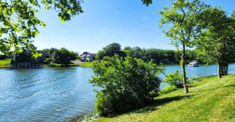 8 Lakeside Towns in Tennessee for a Low-Key Valentine’s Escape