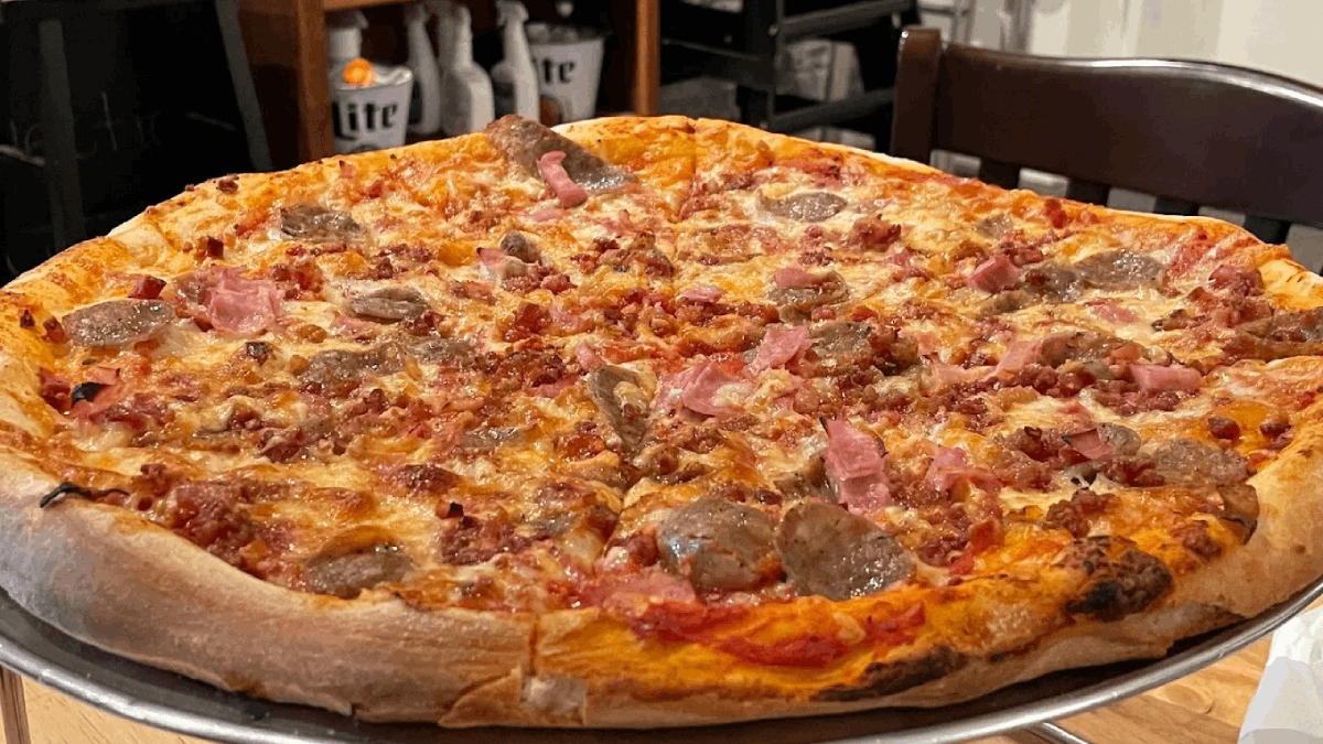 A Hell's Kitchen Chef Brought Authentic New York Pizza to This Tiny Tennessee Town