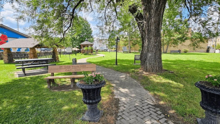 In This Quiet Tennessee Town, Front Porch Charm Still Lives On