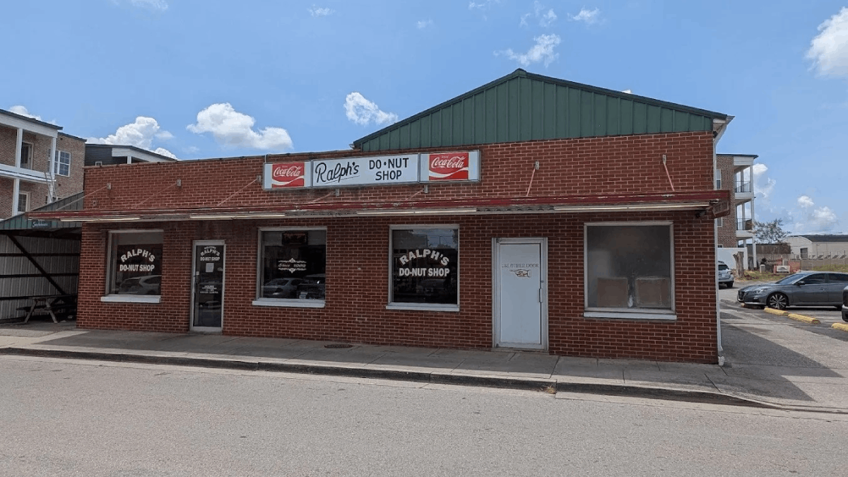 One Bite and You'll See Why This Tennessee Donut Shop Has Lasted Since 1962