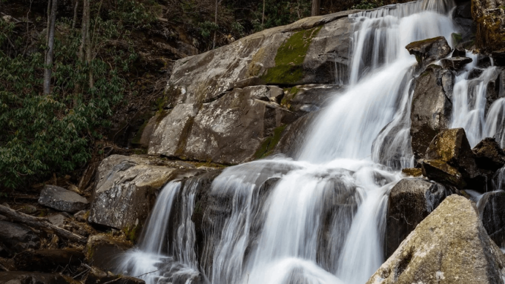Take This 10-Stop Waterfall Road Trip Through the Smoky Mountains of Tennessee