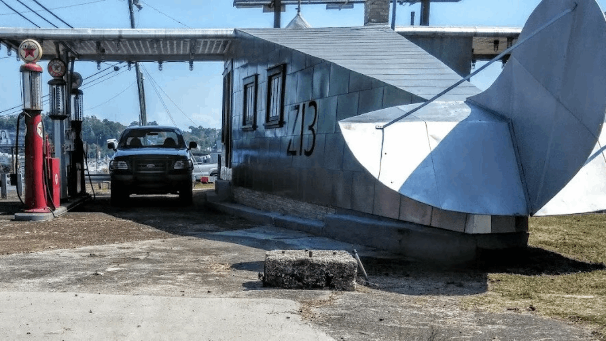 This Bizarre Tennessee Roadside Attraction Includes an Airplane