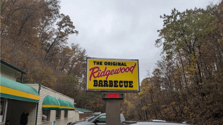 This Mountain-Hidden BBQ Spot Is One of the Most Famous in Tennessee