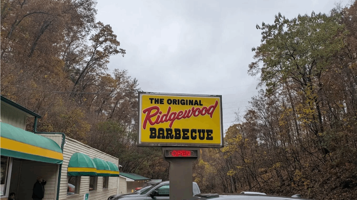 This Mountain-Hidden BBQ Spot Is One of the Most Famous in Tennessee