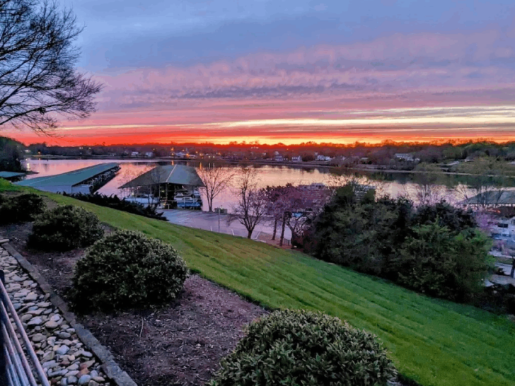 This Tennessee Lakeside Restaurant Has Jaw-Dropping Views and Food to Match