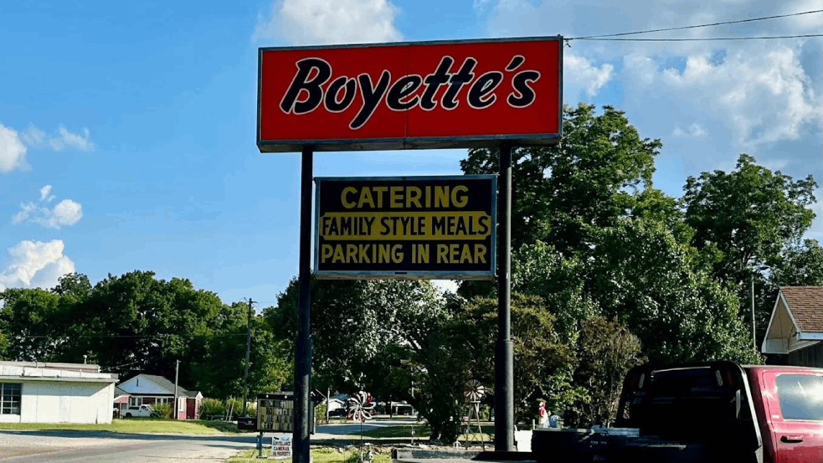 This Tennessee Restaurant Serves Family-Style Catfish So Good, People Drive Miles for It