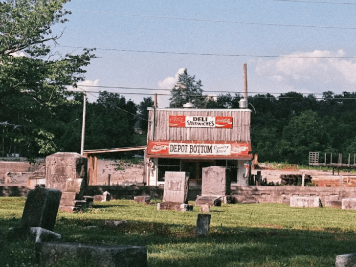 This Tiny Railroad Store in Tennessee Is Famous for Its Down-Home Cooking&mdash;And Locals Line Up for the Fried Bologna