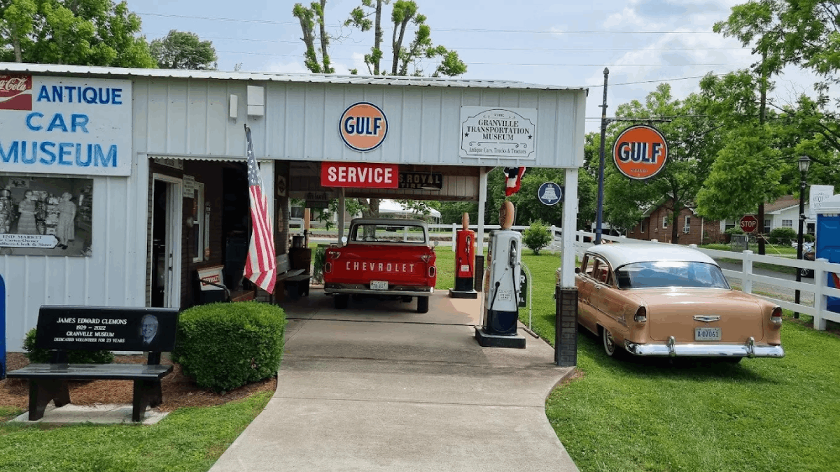 This Tiny Tennessee Town Feels Like a 1950s Getaway, Complete With Festivals and Classic Diners