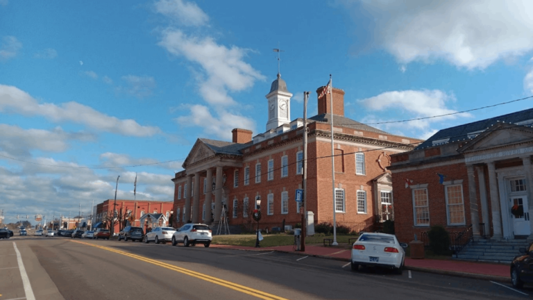 7 Charming Tennessee Towns That Are Ideal for a Quiet, Affordable Retirement
