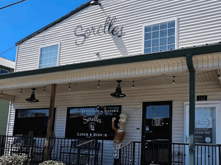 8 Laid-Back Tennessee Restaurants With Seriously Delicious Pizza