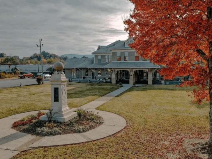 This Charming Tennessee Town Has Scenic Train Rides and Some of the Best Southern Eats Around