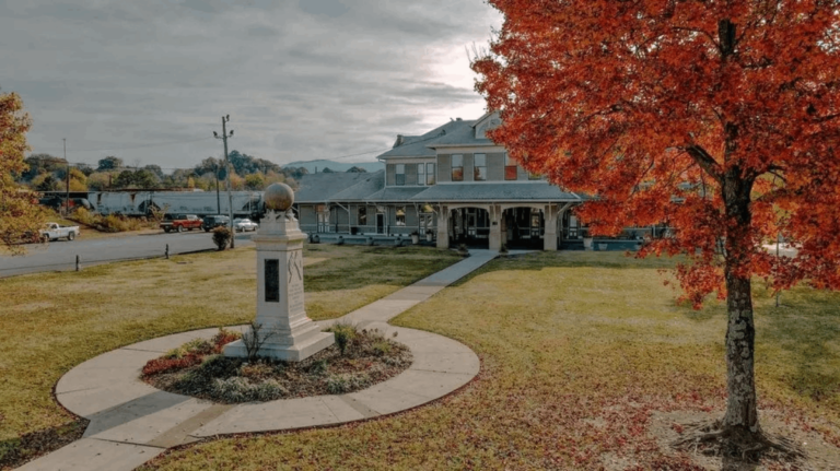 This Charming Tennessee Town Has Scenic Train Rides and Some of the Best Southern Eats Around