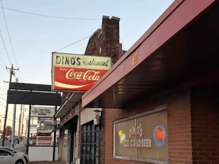 This Legendary Dive Bar in Tennessee Serves Burgers People Can't Stop Talking About