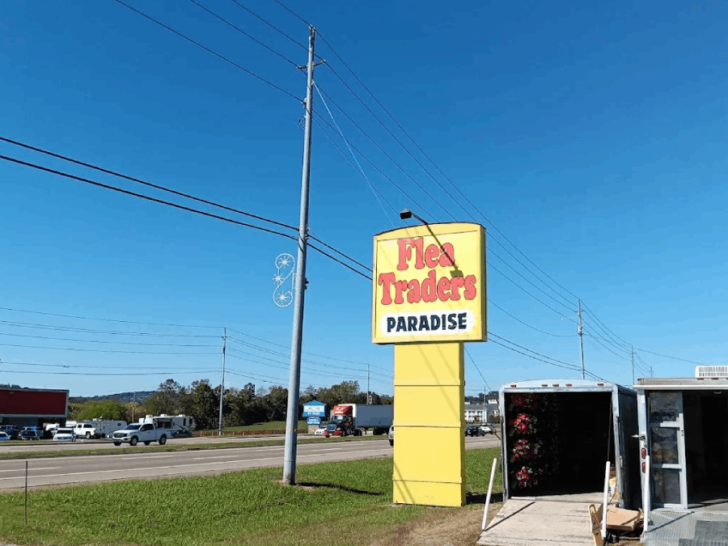 This Massive Tennessee Flea Market Lets You Fill an Entire Cart for Just $25