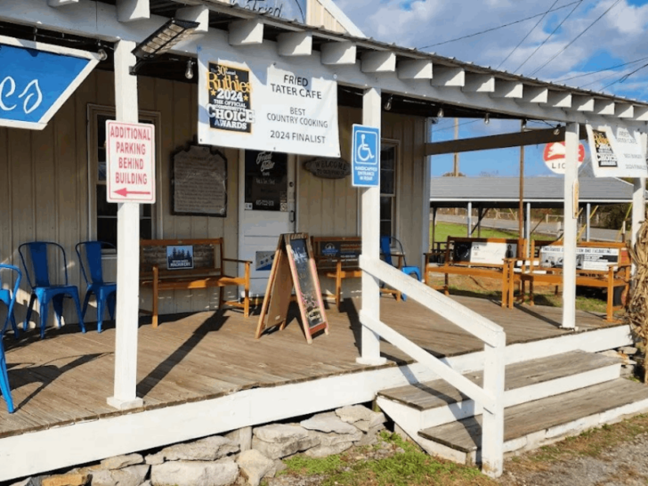 This Middle-of-Nowhere Tennessee Caf&eacute; Serves Fried Pies and "Fried Taters" Locals Say Are Worth the Drive
